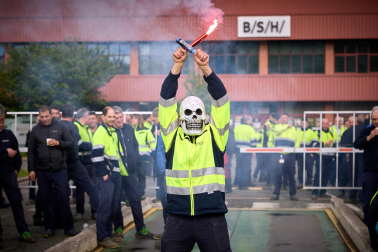 Performance en protesta por el cierre anunciado de la planta de BSH en Esquíroz