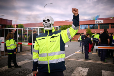 Performance en protesta por el cierre anunciado de la planta de BSH en Esquíroz