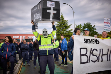 Performance en protesta por el cierre anunciado de la planta de BSH en Esquíroz
