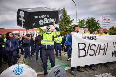 Performance en protesta por el cierre anunciado de la planta de BSH en Esquíroz