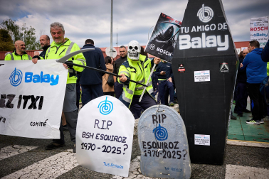 Performance en protesta por el cierre anunciado de la planta de BSH en Esquíroz