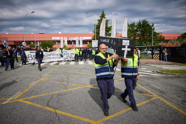 Performance en protesta por el cierre anunciado de la planta de BSH en Esquíroz