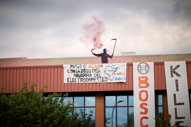 Performance en protesta por el cierre anunciado de la planta de BSH en Esquíroz