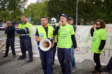 Performance en protesta por el cierre anunciado de la planta de BSH en Esquíroz
