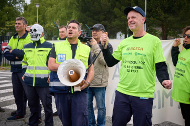 Performance en protesta por el cierre anunciado de la planta de BSH en Esquíroz