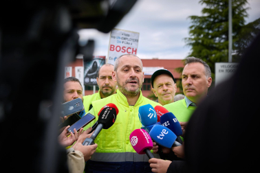 Performance en protesta por el cierre anunciado de la planta de BSH en Esquíroz
