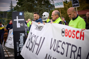 Performance en protesta por el cierre anunciado de la planta de BSH en Esquíroz