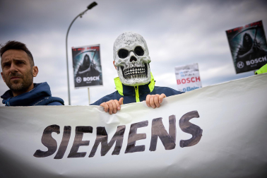 Performance en protesta por el cierre anunciado de la planta de BSH en Esquíroz