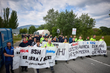 Performance en protesta por el cierre anunciado de la planta de BSH en Esquíroz