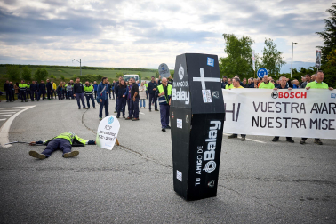 Performance en protesta por el cierre anunciado de la planta de BSH en Esquíroz