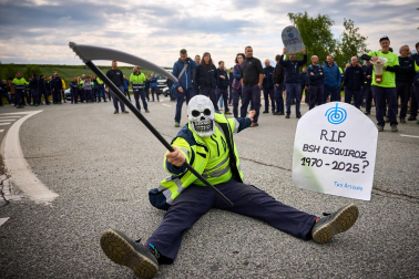 Performance en protesta por el cierre anunciado de la planta de BSH en Esquíroz