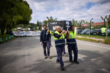 Performance en protesta por el cierre anunciado de la planta de BSH en Esquíroz