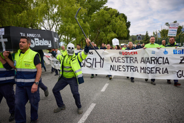 Performance en protesta por el cierre anunciado de la planta de BSH en Esquíroz