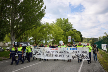 Performance en protesta por el cierre anunciado de la planta de BSH en Esquíroz