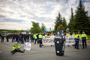 Performance en protesta por el cierre anunciado de la planta de BSH en Esquíroz