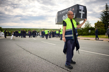 Performance en protesta por el cierre anunciado de la planta de BSH en Esquíroz