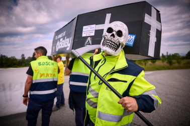 Performance en protesta por el cierre anunciado de la planta de BSH en Esquíroz