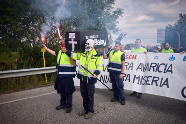 Performance en protesta por el cierre anunciado de la planta de BSH en Esquíroz