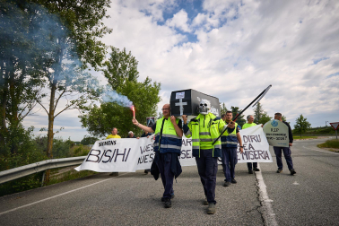 Performance en protesta por el cierre anunciado de la planta de BSH en Esquíroz