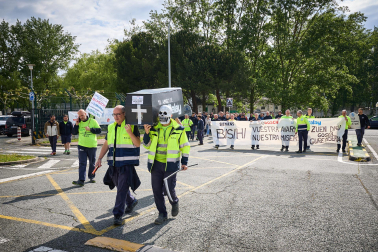 Performance en protesta por el cierre anunciado de la planta de BSH en Esquíroz