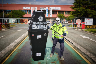 Performance en protesta por el cierre anunciado de la planta de BSH en Esquíroz
