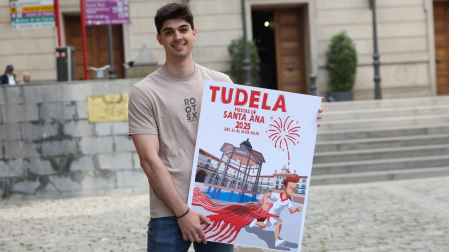 Adrián Pérez Gómez, autor del cartel que anunciará las fiestas de Tudela 2025, posa con su obra
