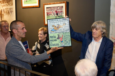 Enrique Martín y Patxi Puñal, con unas tiras de César Oroz.
