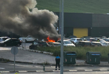 Vídeo del incendio de un coche en el polígono industrial de Cordovilla