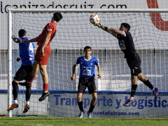 El guardameta de la Peña Sport, Adrián Tabuenca, despeja un cabezazo de Goikoetxea