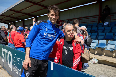 Unos 700 seguidores pertenecientes a las 55 asociaciones de la Grada Social del C.A. Osasuna apoyaron este miércoles, 21 de mayo, al primer equipo durante el entrenamiento en Tajonar /