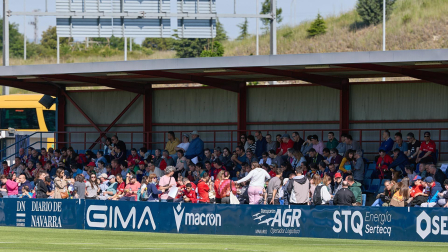 Unos 700 seguidores pertenecientes a las 55 asociaciones de la Grada Social del C.A. Osasuna apoyaron este miércoles, 21 de mayo, al primer equipo durante el entrenamiento en Tajonar /