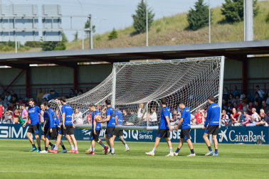 Unos 700 seguidores pertenecientes a las 55 asociaciones de la Grada Social del C.A. Osasuna apoyaron este miércoles, 21 de mayo, al primer equipo durante el entrenamiento en Tajonar /