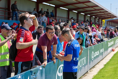 Unos 700 seguidores pertenecientes a las 55 asociaciones de la Grada Social del C.A. Osasuna apoyaron este miércoles, 21 de mayo, al primer equipo durante el entrenamiento en Tajonar /