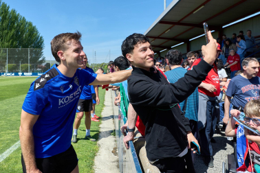 Unos 700 seguidores pertenecientes a las 55 asociaciones de la Grada Social del C.A. Osasuna apoyaron este miércoles, 21 de mayo, al primer equipo durante el entrenamiento en Tajonar /