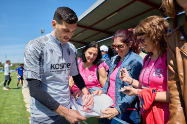 Unos 700 seguidores pertenecientes a las 55 asociaciones de la Grada Social del C.A. Osasuna apoyaron este miércoles, 21 de mayo, al primer equipo durante el entrenamiento en Tajonar /