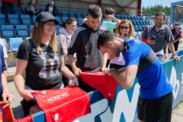 Unos 700 seguidores pertenecientes a las 55 asociaciones de la Grada Social del C.A. Osasuna apoyaron este miércoles, 21 de mayo, al primer equipo durante el entrenamiento en Tajonar /