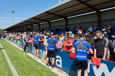 Unos 700 seguidores pertenecientes a las 55 asociaciones de la Grada Social del C.A. Osasuna apoyaron este miércoles, 21 de mayo, al primer equipo durante el entrenamiento en Tajonar /