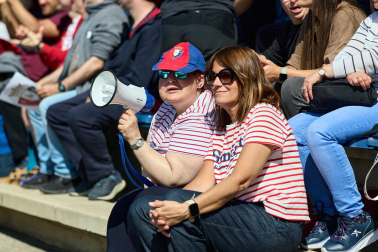 Unos 700 seguidores pertenecientes a las 55 asociaciones de la Grada Social del C.A. Osasuna apoyaron este miércoles, 21 de mayo, al primer equipo durante el entrenamiento en Tajonar /