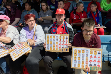 Unos 700 seguidores pertenecientes a las 55 asociaciones de la Grada Social del C.A. Osasuna apoyaron este miércoles, 21 de mayo, al primer equipo durante el entrenamiento en Tajonar /