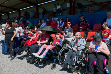 Unos 700 seguidores pertenecientes a las 55 asociaciones de la Grada Social del C.A. Osasuna apoyaron este miércoles, 21 de mayo, al primer equipo durante el entrenamiento en Tajonar /