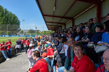 Unos 700 seguidores pertenecientes a las 55 asociaciones de la Grada Social del C.A. Osasuna apoyaron este miércoles, 21 de mayo, al primer equipo durante el entrenamiento en Tajonar /