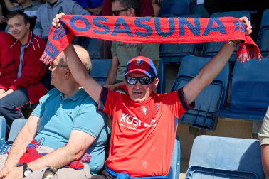 Unos 700 seguidores pertenecientes a las 55 asociaciones de la Grada Social del C.A. Osasuna apoyaron este miércoles, 21 de mayo, al primer equipo durante el entrenamiento en Tajonar /