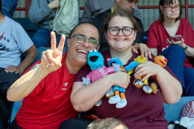 Unos 700 seguidores pertenecientes a las 55 asociaciones de la Grada Social del C.A. Osasuna apoyaron este miércoles, 21 de mayo, al primer equipo durante el entrenamiento en Tajonar /