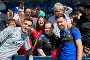 Unos 700 seguidores pertenecientes a las 55 asociaciones de la Grada Social del C.A. Osasuna apoyaron este miércoles, 21 de mayo, al primer equipo durante el entrenamiento en Tajonar /