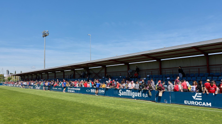Unos 700 seguidores pertenecientes a las 55 asociaciones de la Grada Social del C.A. Osasuna apoyaron este miércoles, 21 de mayo, al primer equipo durante el entrenamiento en Tajonar /