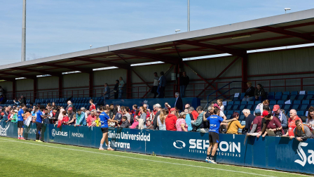Unos 700 seguidores pertenecientes a las 55 asociaciones de la Grada Social del C.A. Osasuna apoyaron este miércoles, 21 de mayo, al primer equipo durante el entrenamiento en Tajonar /