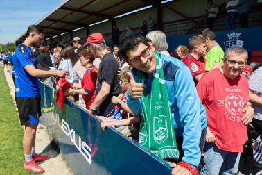 Unos 700 seguidores pertenecientes a las 55 asociaciones de la Grada Social del C.A. Osasuna apoyaron este miércoles, 21 de mayo, al primer equipo durante el entrenamiento en Tajonar /