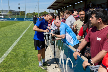 Unos 700 seguidores pertenecientes a las 55 asociaciones de la Grada Social del C.A. Osasuna apoyaron este miércoles, 21 de mayo, al primer equipo durante el entrenamiento en Tajonar /