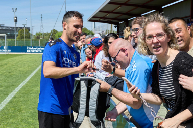Unos 700 seguidores pertenecientes a las 55 asociaciones de la Grada Social del C.A. Osasuna apoyaron este miércoles, 21 de mayo, al primer equipo durante el entrenamiento en Tajonar /