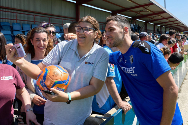 Unos 700 seguidores pertenecientes a las 55 asociaciones de la Grada Social del C.A. Osasuna apoyaron este miércoles, 21 de mayo, al primer equipo durante el entrenamiento en Tajonar /